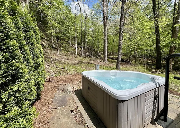 Hot Tub, Screened Porch, Dead-end Road