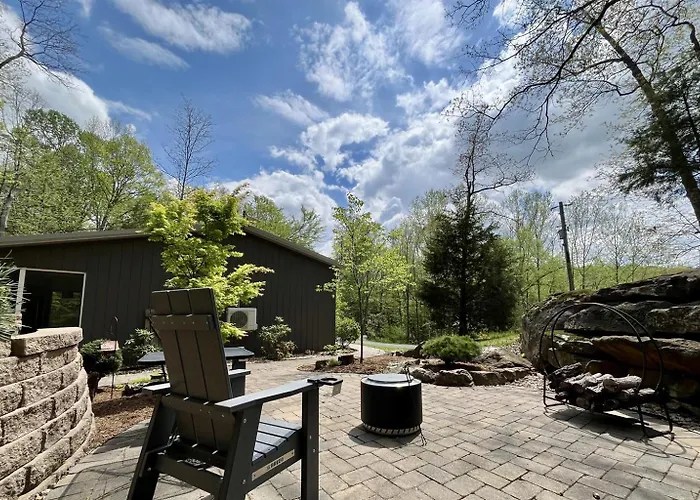 Landhaus Hot Tub, Screened Porch, Dead-end Road