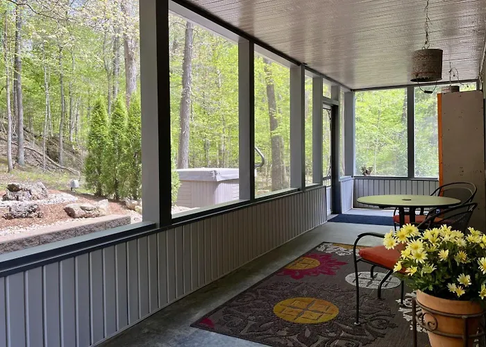 Landhaus Hot Tub, Screened Porch, Dead-end Road Goreville