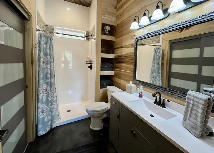 Landhaus Hot Tub, Screened Porch, Dead-end Road Goreville