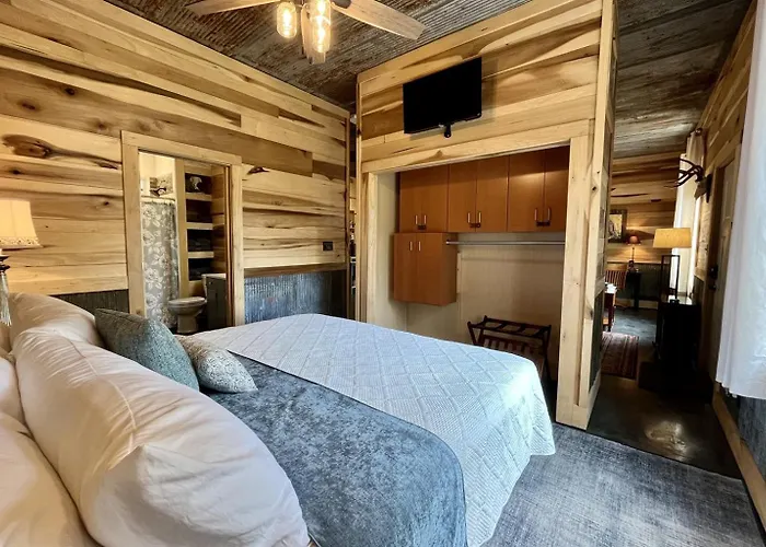 Hot Tub, Screened Porch, Dead-end Road *