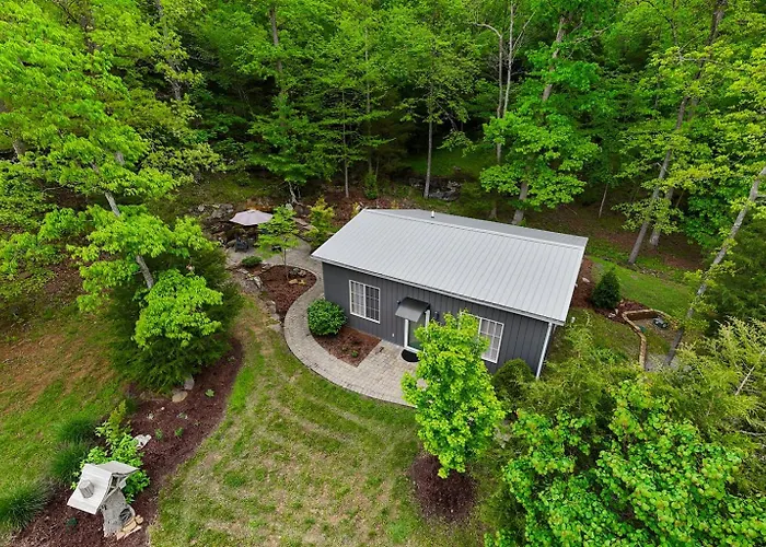 Hot Tub, Screened Porch, Dead-end Road * Goreville