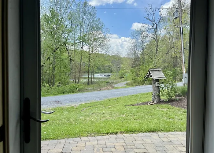 Landhaus Hot Tub, Screened Porch, Dead-end Road Goreville