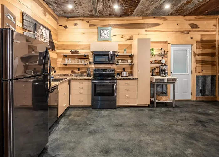 Hot Tub, Screened Porch, Dead-end Road * Goreville
