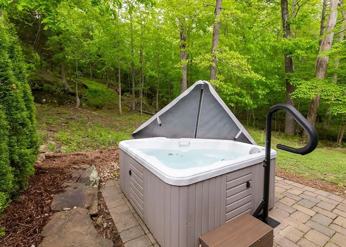 Landhaus Hot Tub, Screened Porch, Dead-end Road Goreville