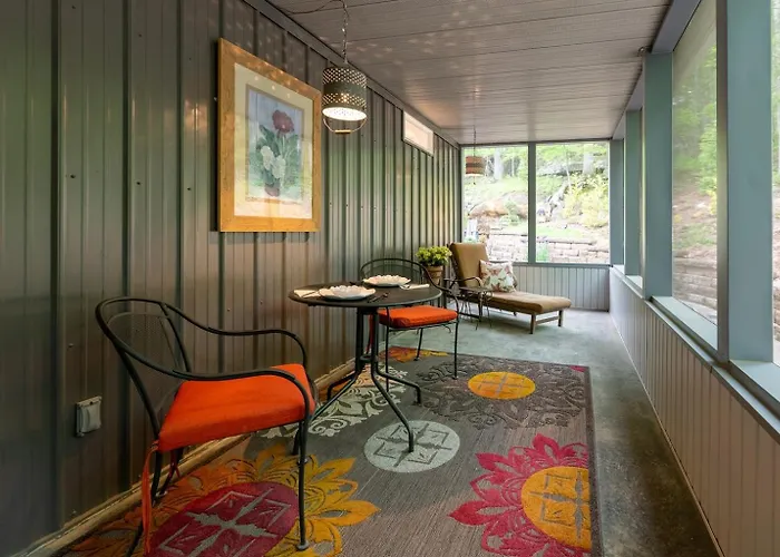 Landhaus Hot Tub, Screened Porch, Dead-end Road